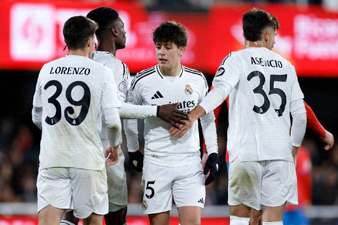 包含皇马险胜曼联，莫德里奇梅开二度亚洲杯的词条