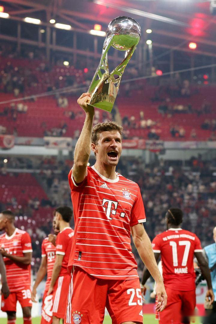 巴黎圣日耳曼绝杀那不勒斯，托马斯穆勒乌龙送礼德甲